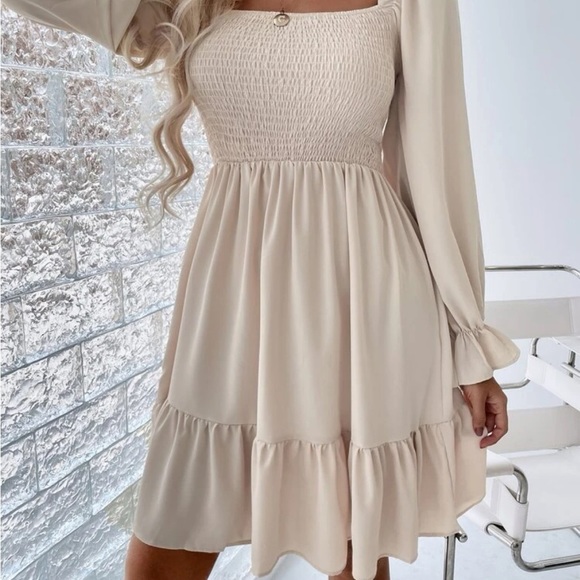 New square neck ruffled hem dress - Picture 3 of 6